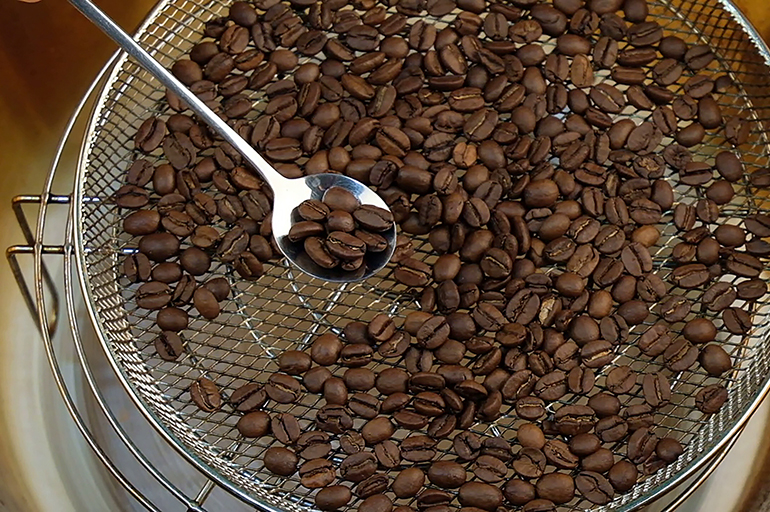 Сколько хранится кофе и как называется? ;-) где хранятся просроченные кофейные зерна