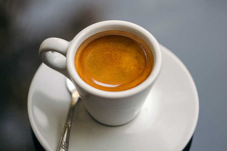 Как пить кофе с водой в кафе. Как пить холодную воду после эспрессо?