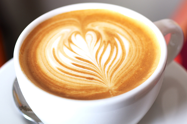 Как пить кофе с водой в кафе. Как пить холодную воду после эспрессо?