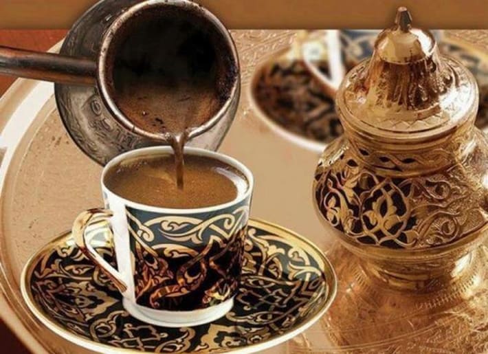 Крепкий черный кофе в турке