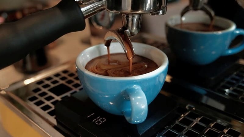 Приготовление кофе в рожковой кофеварке