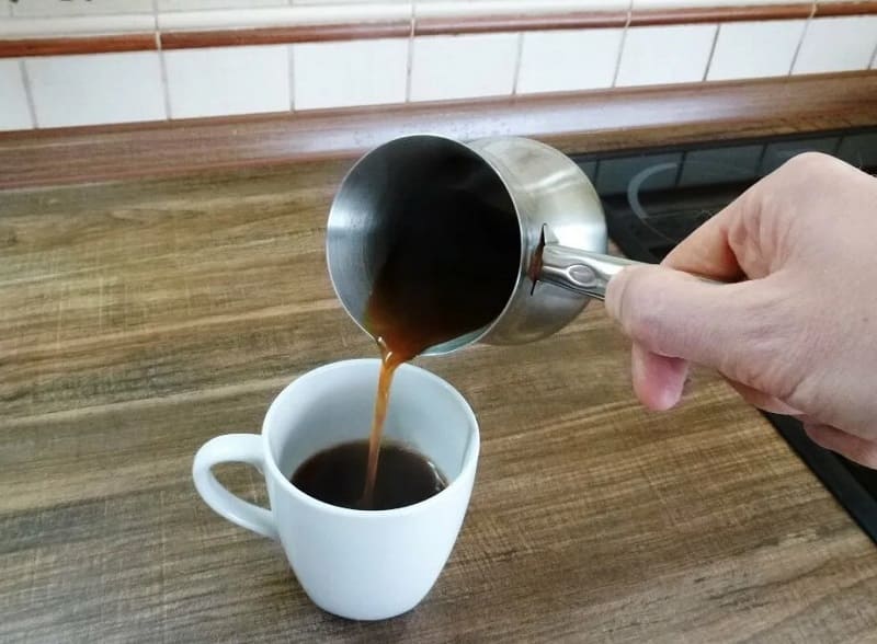 Перелив кофе в чашку