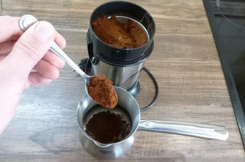 Насыпание кофе в турку